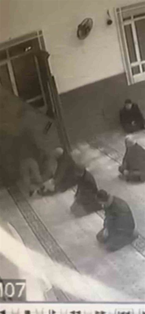 Manisa’da camideki bıçaklı kavga kamerada